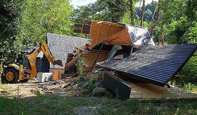 Kartepe’de Kaçak bungalov yapılar yıkıldı