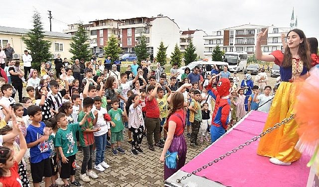 Kartepeli cocuklar gönlüllerince eğlendiler