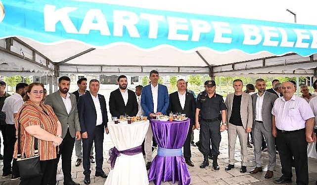 Kartepeliler kent meydanında bayramlaştı