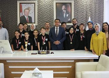 Kazandıkları kupayı Vilayet Ulusal Eğitim Müdürlüğüne Armağan Ettiler