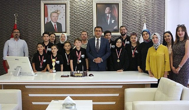 Kazandıkları kupayı Vilayet Ulusal Eğitim Müdürlüğüne Armağan Ettiler