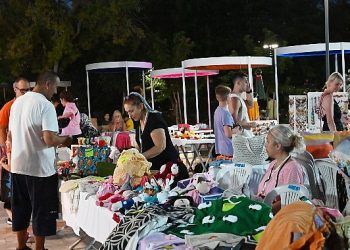 Kemer’de üreten konut hanımları kermesi