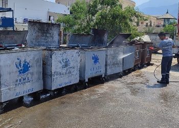 Kemer’deki çöp konteynerleri dezenfekte edildi