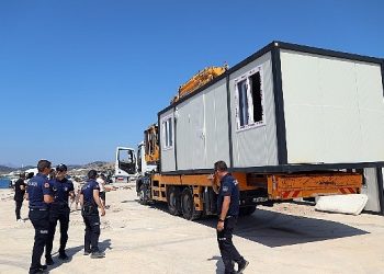 Kıyıdaki 22 konteyneri belediye grupları kaldırdı