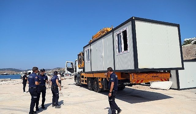 Kıyıdaki 22 konteyneri belediye grupları kaldırdı