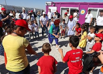 Koç Holding, Kahramanmaraş merkezli zelzelelerin akabinde bölgede birinci günden bu yana yürüttüğü kapsamlı çalışmaları aralıksız sürdürüyor.