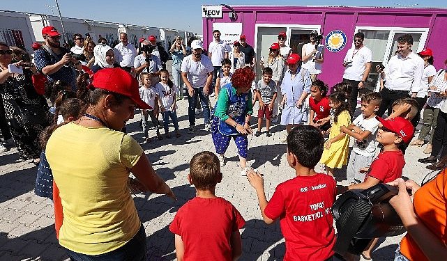 Koç Holding, Kahramanmaraş merkezli zelzelelerin akabinde bölgede birinci günden bu yana yürüttüğü kapsamlı çalışmaları aralıksız sürdürüyor.
