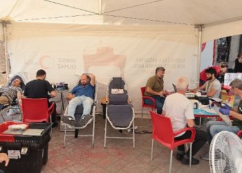 Kocaeli’de muhtarlardan Kızılay’a kan bağışı