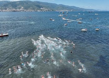 Kocaeli’nin iki yakası yüzlerce yüzücünün kulaçları ile birleşti