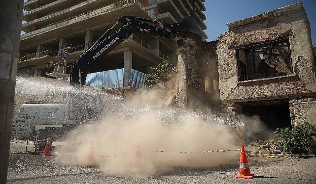 Konak’ta tehlike saçan iki binanın yıkımı gerçekleşti