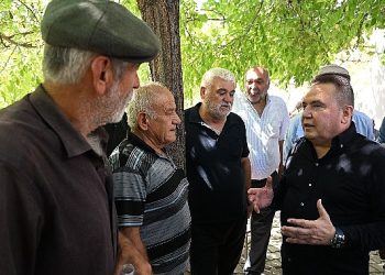 Lider Böcek biçerdöverle buğday hasadı yaptı