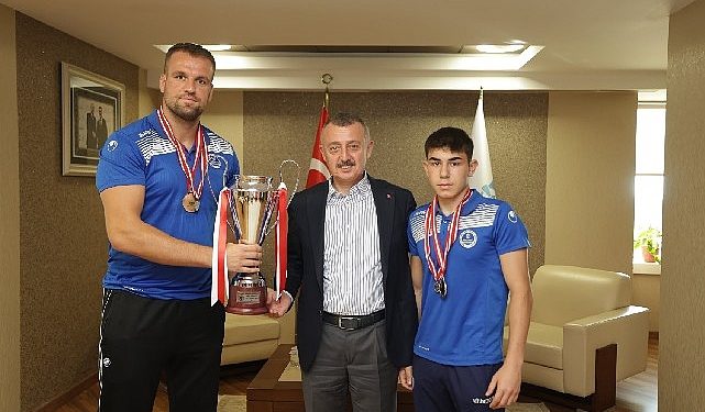Lider Büyükakın pehlivanları ağırladı