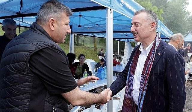 Lider Büyükakın’a ikram kemençe