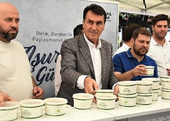 Lider Dündar, vatandaşlara aşure ikram etti