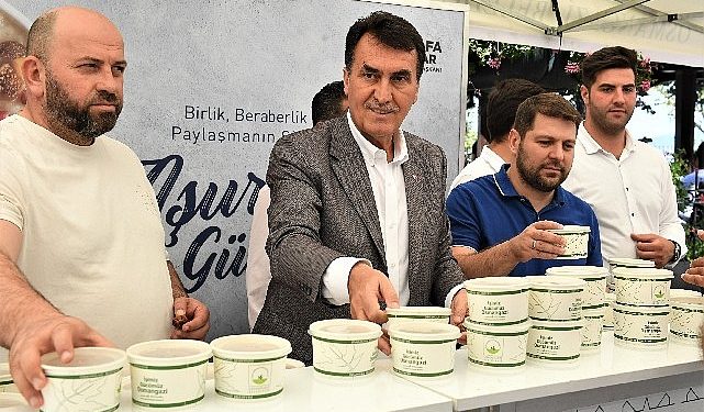 Lider Dündar, vatandaşlara aşure ikram etti