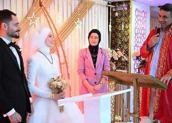 Lider Kocaman Kartepelilerin memnunluklarını paylaşıyor 