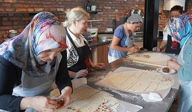 Ödüllü mantı bükme yarışı Keçiören’de düzenlendi
