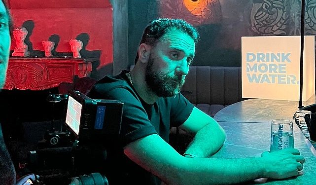 Oyuncu Fırat Çelik, Pernod Ricard ‘Drink More Water’ isimli yeni sineması ile su içmeye davet ediyor