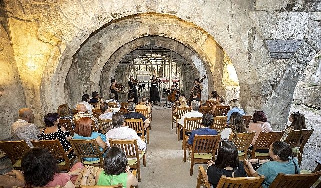 Tarihi Yerde Büyüleyen Konser