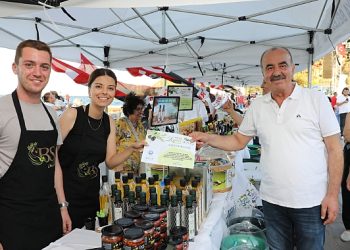 Tirilye zeytin şenliği ile çoştu 