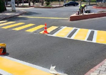 Turizm Bulvarı’nda yaya geçitleri boyandı