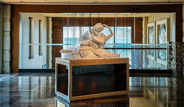 Ünlü Heykeltraş Server Demirtaş’ın ”Aşk” isimli yapıtı Caresse Bodrum’da