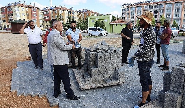 Yahyalı’da yeni açılan yollara parke döşeniyor