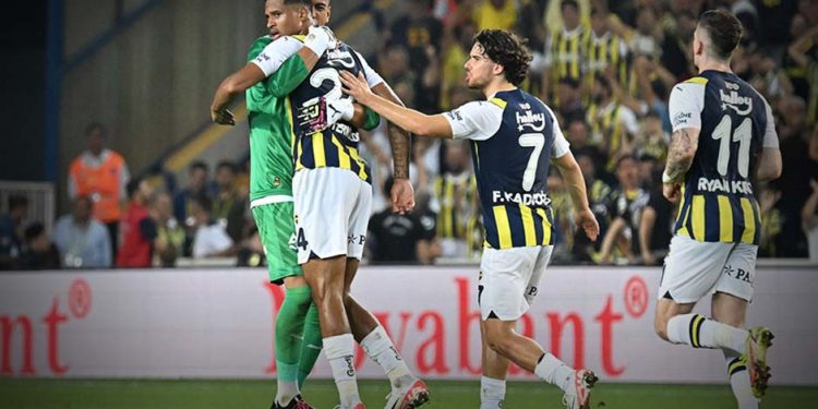 Fenerbahçe evinde Twente’yi farklı mağlup etti