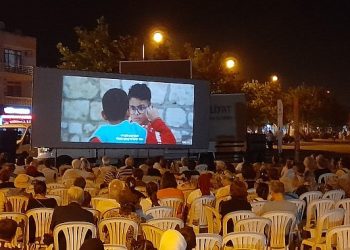 Açık havada sinema keyfi büyük ilgi görüyor