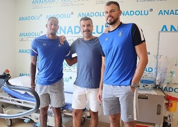 Anadolu Efes Başantrenörü Fazilet Can ile Will Clyburn ve Ante Zizic, sıhhat denetiminden geçti