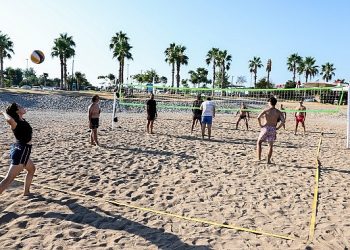 Antalya Büyükşehir’den Konyaaltı Plajı’na Fiyatsız Plaj Voleybol Alanları