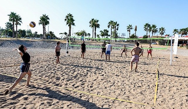 Antalya Büyükşehir’den Konyaaltı Plajı’na Fiyatsız Plaj Voleybol Alanları