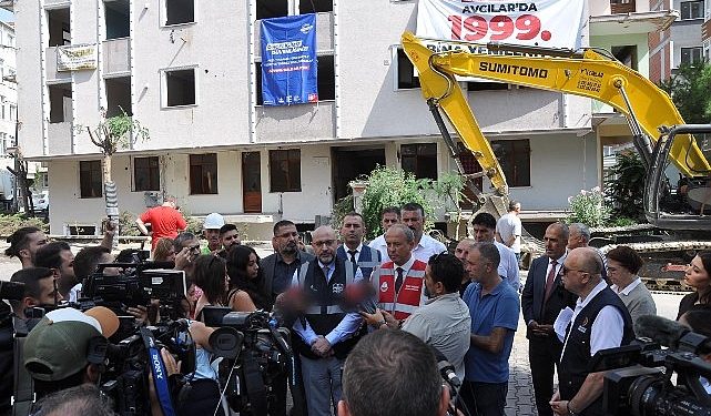 Avcılar’da 17 Ağustos’un Yıl Dönümünde 1999. Bina Yıkıldı