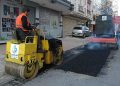 Bağcılar’da yollar asfaltlanarak inançlı hale getiriliyor