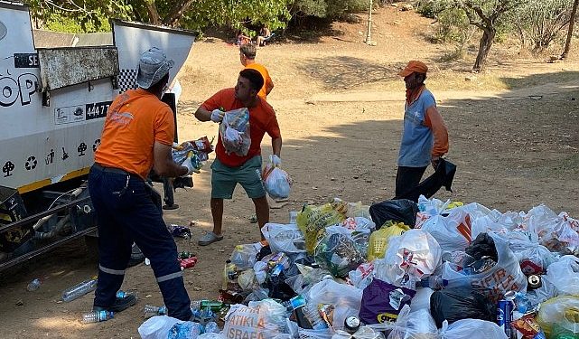 Belediye grupları yüzlerce torba çöp topladı