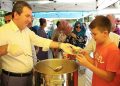 Bergama Belediye Lideri Hakan Koştu aşure dağıttı