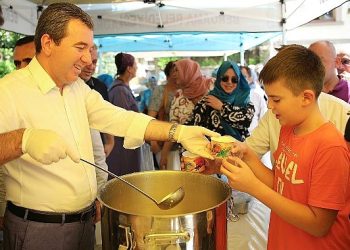 Bergama Belediye Lideri Hakan Koştu aşure dağıttı