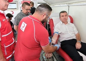 Bergama Belediye Lideri Hakan Koştu, Kızılay’a dayanak için kan verdi