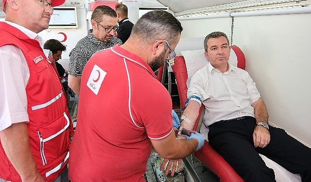 Bergama Belediye Lideri Hakan Koştu, Kızılay’a dayanak için kan verdi