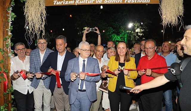 Burhaniye 33.Kültür ve Sanat Şenliği Kapılarını Açtı