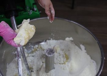 Büyükşehir’den Serik’e hamur yoğurma makinesi