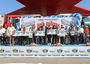 Canik’te Güle Oynaya Mescide Gelen 1185 Çocuk Armağanlarıyla Buluştu.