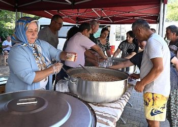 Çıralı Mahallesi’nde vatandaşlara aşure ikramı