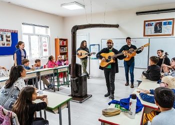 Çocukların ve Gençlerin Hayatında Müzikle Fark Yaratıyor: Onur Kahvecioğlu