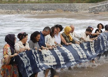 Cumhuriyet’in 100. Yılı anısına hazırlanan 100 metre uzunluğunda Şile Bezi denizle kavuştu