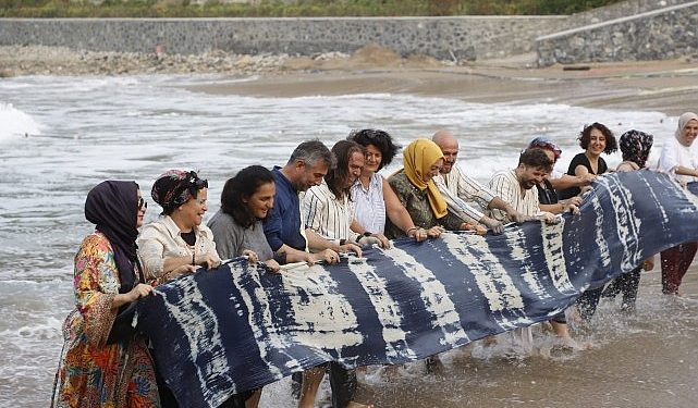 Cumhuriyet’in 100. Yılı anısına hazırlanan 100 metre uzunluğunda Şile Bezi denizle kavuştu