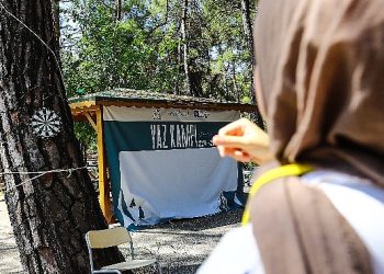 Depremzede gençler Büyükşehir Gençlik Kampı’nda moral depoluyor