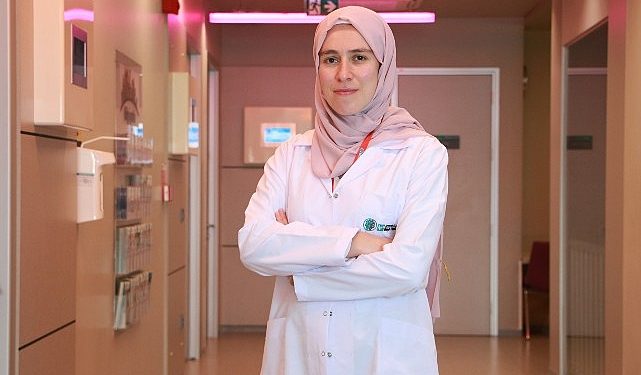 Depresyondaki kişinin yalnız kalmasına müsaade verilmemeli