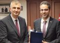 Dışişleri Bakan Yardımcısı Yasin Ekrem Serim, Gölcük Belediye Lideri Ali Yıldırım Sezer’i makamında ziyaret etti