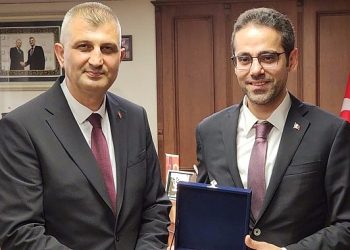 Dışişleri Bakan Yardımcısı Yasin Ekrem Serim, Gölcük Belediye Lideri Ali Yıldırım Sezer’i makamında ziyaret etti